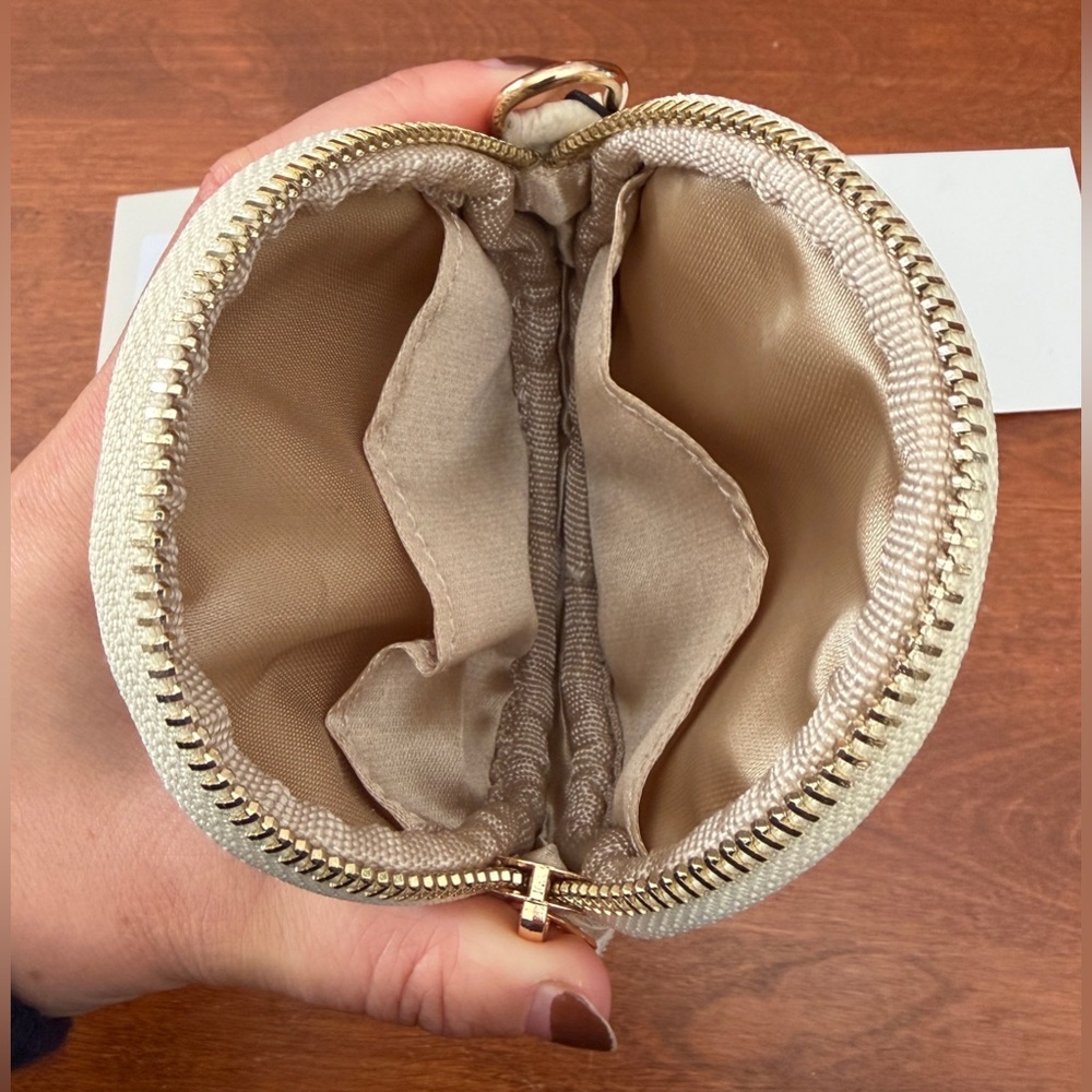 Marcella NYC Maiya Genuine Leather Circle‎ Zip Coin Purse Bone Pebble Cream NWT - Picture 4 of 5